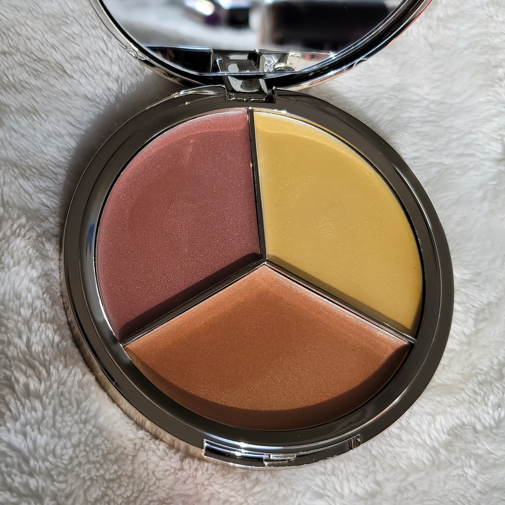 ICONIC London  Illuminator Dewy Glow Highlight Cream